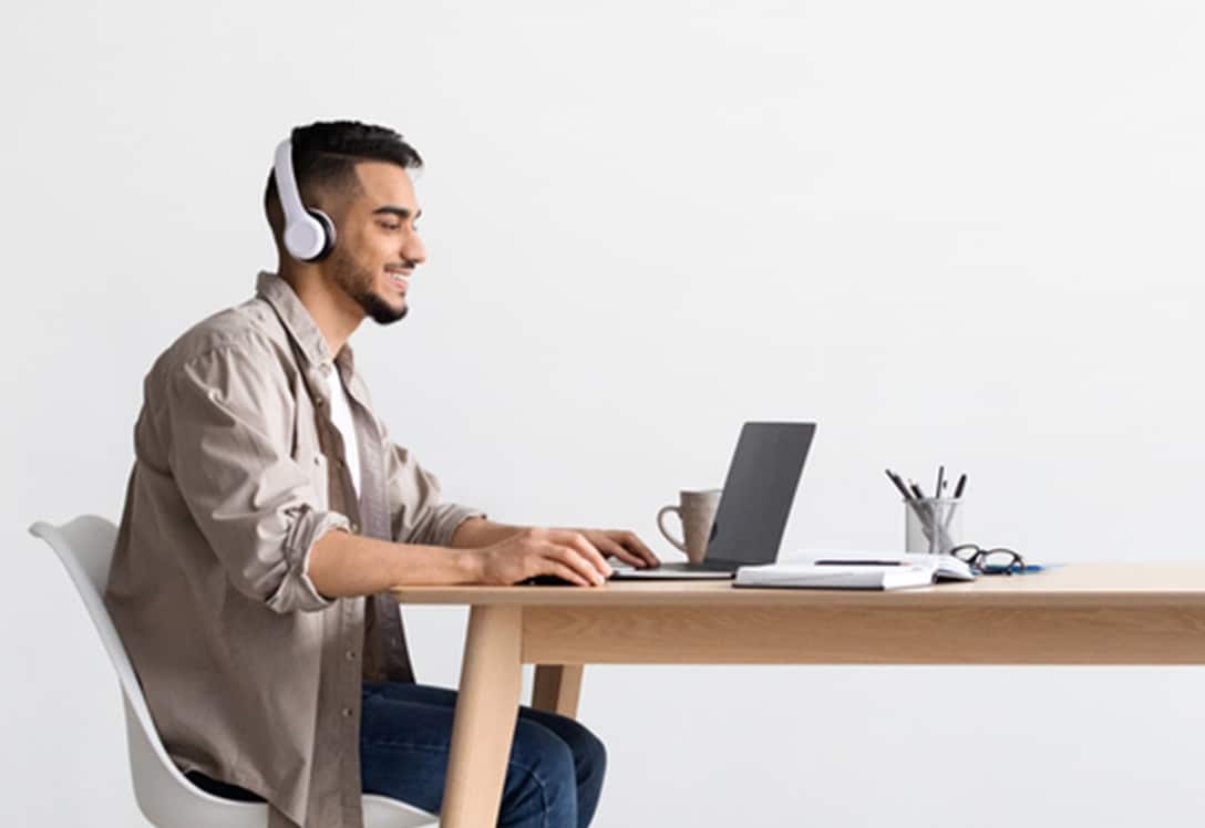 joven realizando entrevista de trabajo