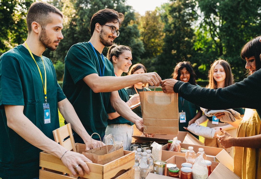 Jóvenes ayudando voluntariado ONG