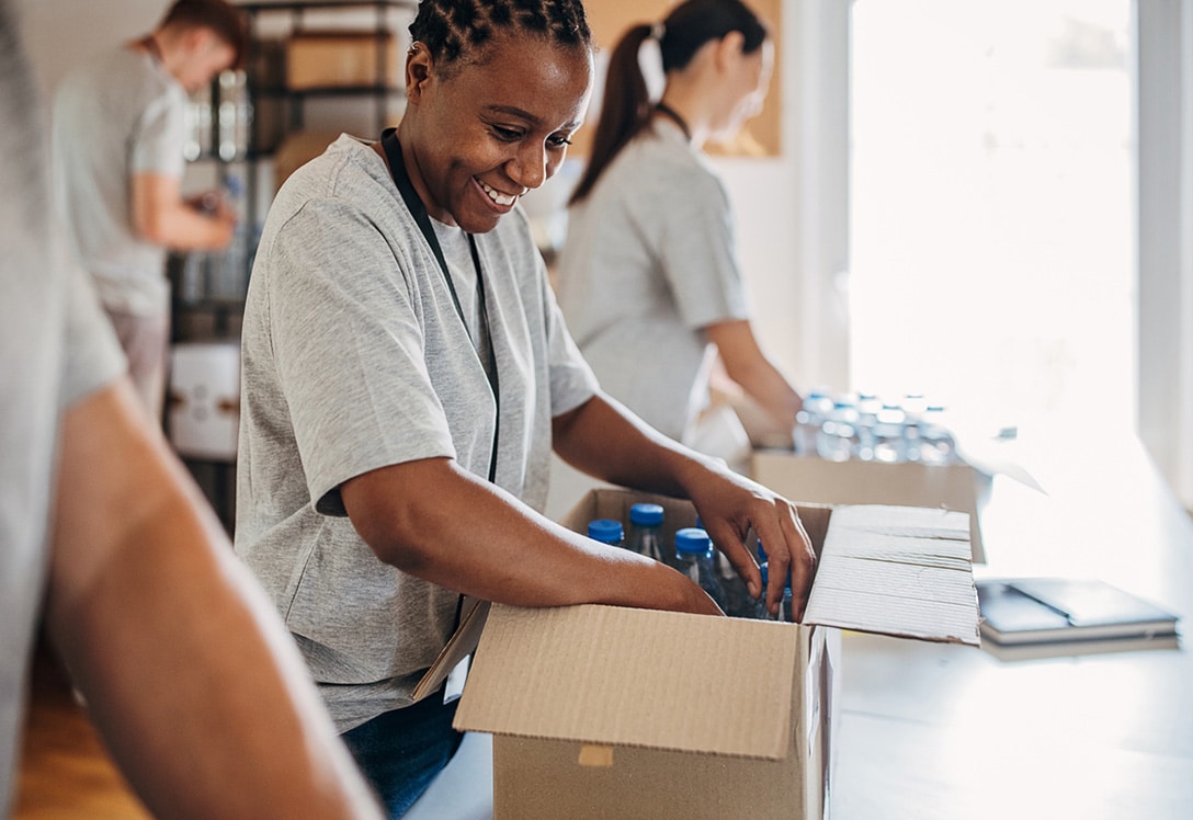 jóvenes ayudando de voluntariado