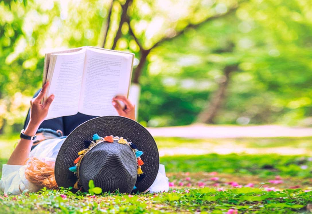 Una lectora disfrutando de la lectura