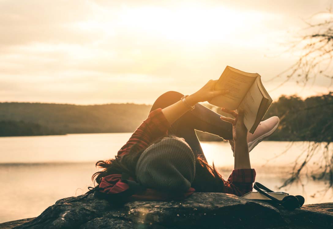 Lectora disfrutando libro en el campo