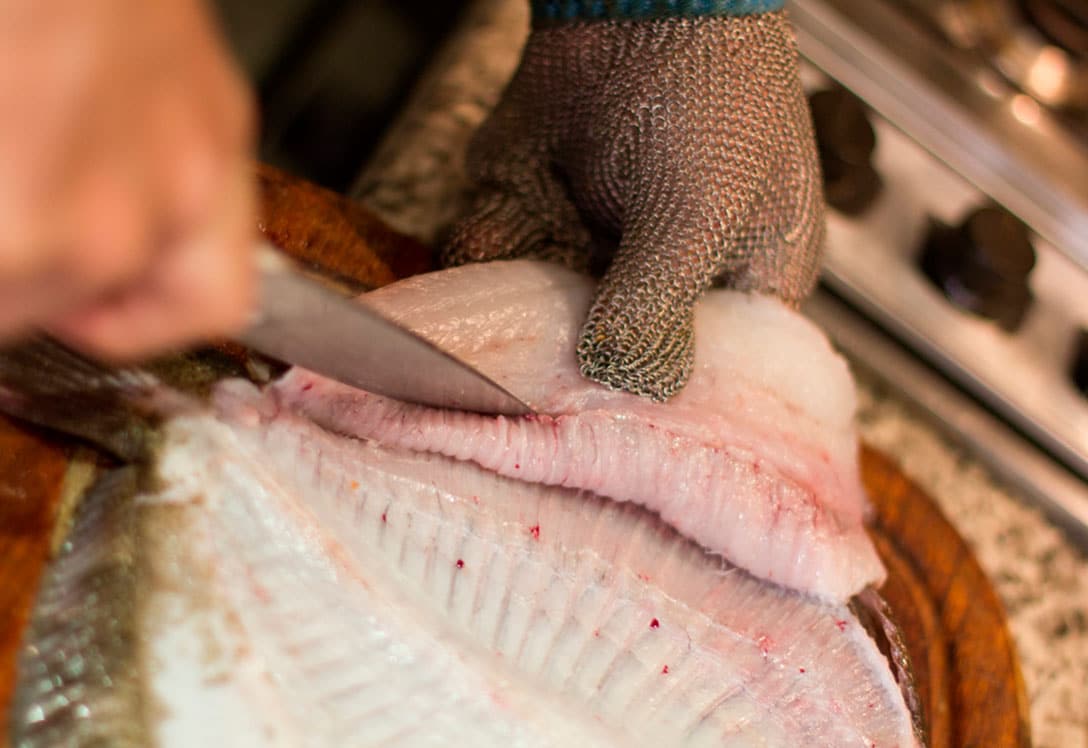 Limpieza del pescado en la pescadería