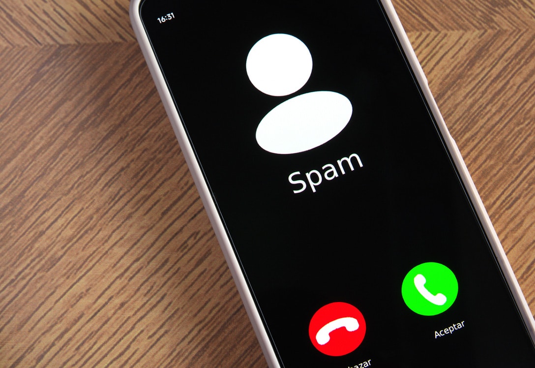llamada-fraude pantalla teléfono móvil que recibe llamada de spam