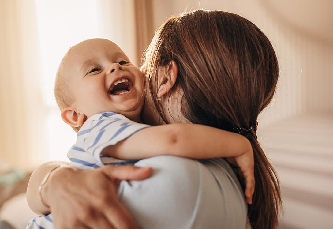 madre abrazando a su hijo