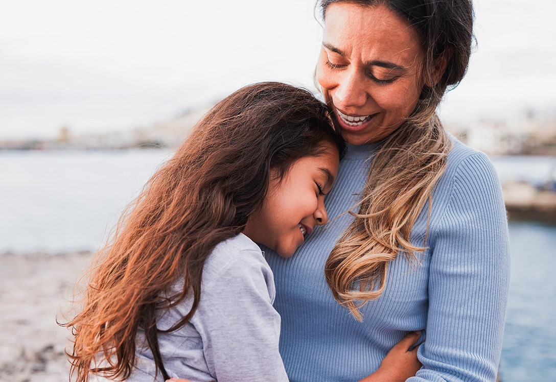 madre abraza a hija reforzando la educación emocional