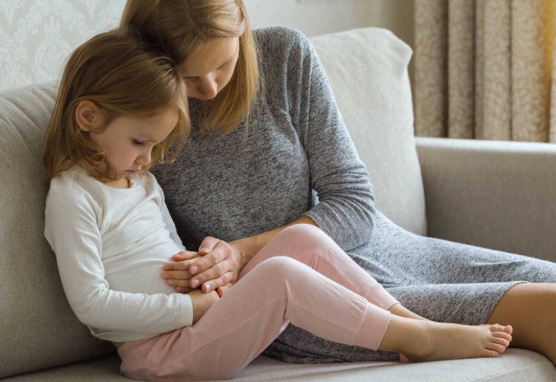 madre con su hija con apendicitis