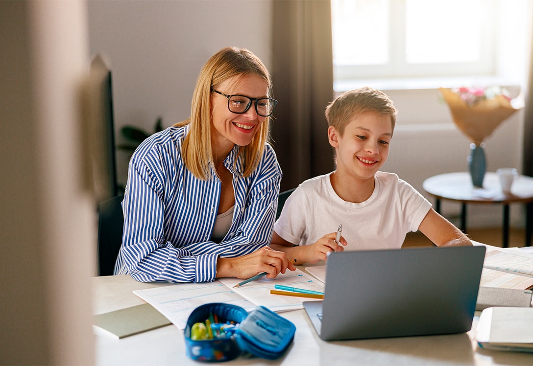 madre e hijo buscan soluciones para el estres emocional