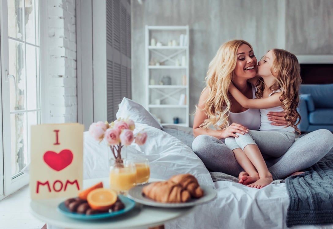 Madre e hija disfrutan un desayuno especial