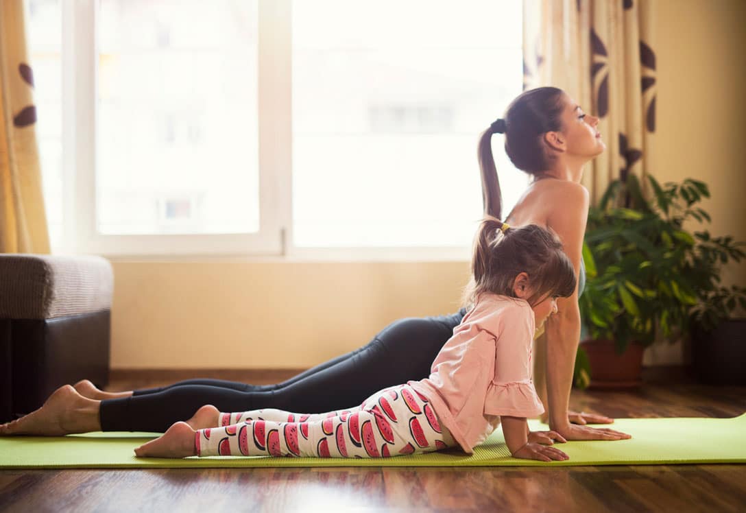 madre e hija haciendo yoga