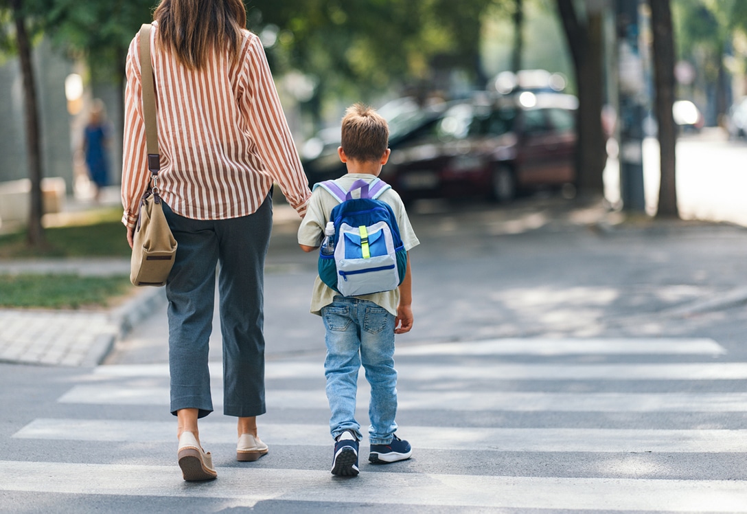 madre lleva a su hijo al cole caminando