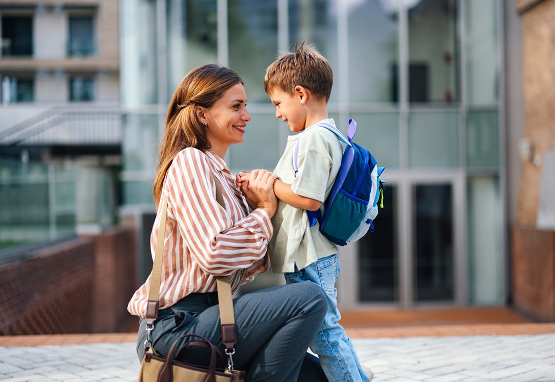 madre-hijo-vuelta-cole madre con su hijo en la puerta del colegio
