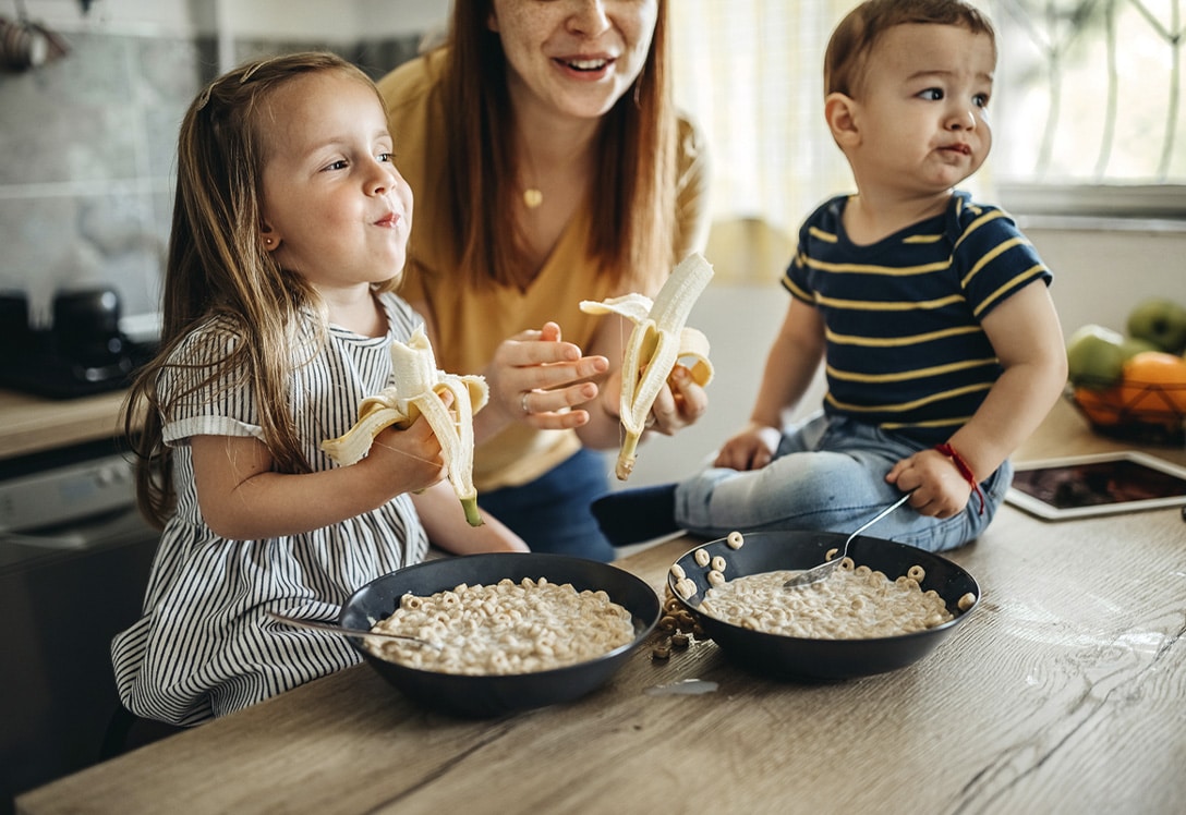 Madre con sus hijos en la cocina