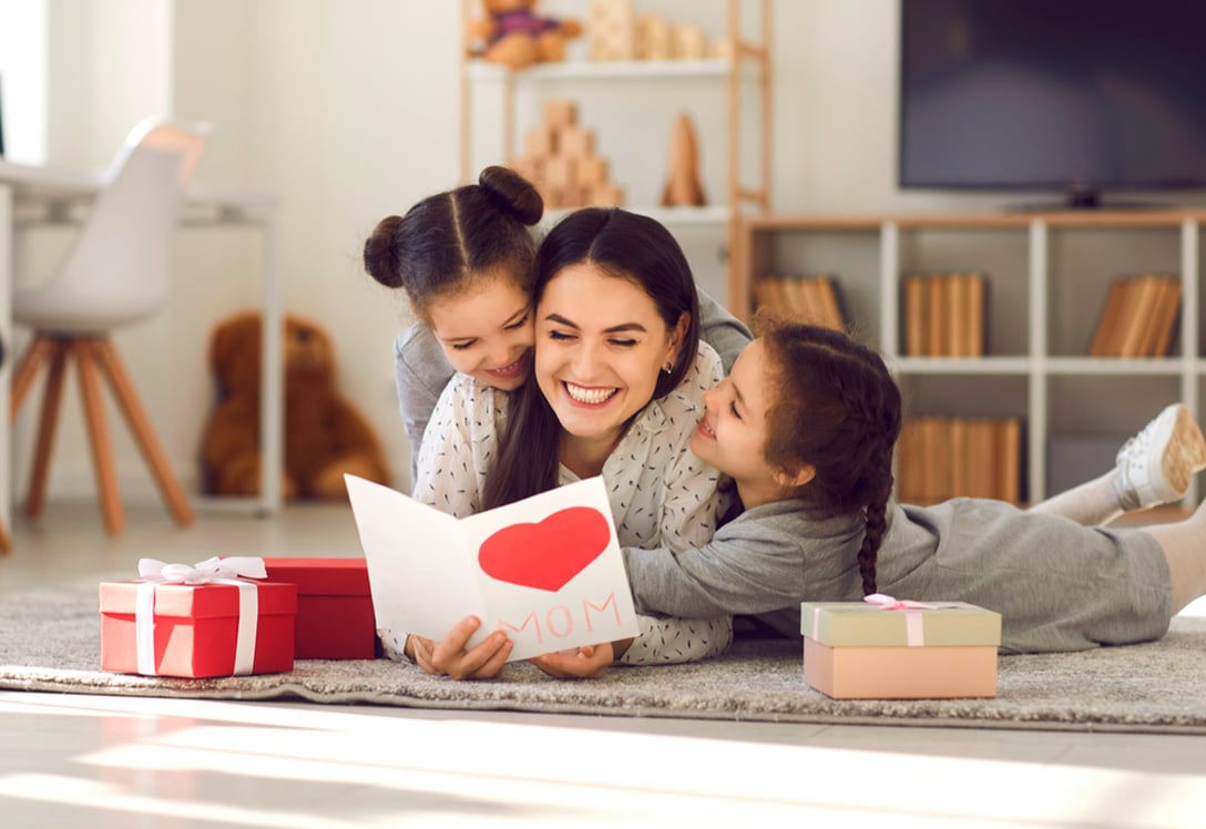 Una madre recibe regalos de sus hijas