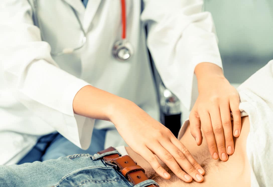 Médica revisando paciente con hernia de hiato