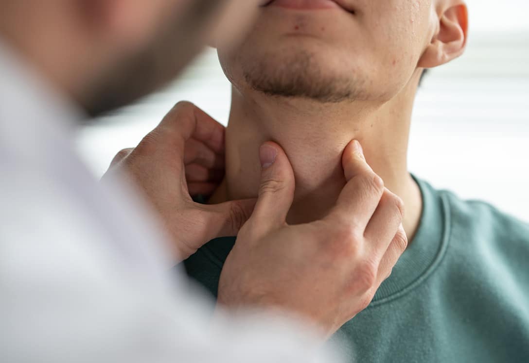 Médico hace revisión médica