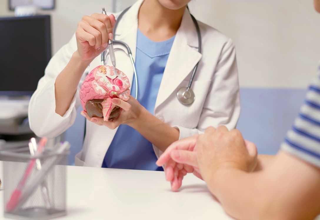 medico-diagnostico-epilepsia médico dando diagnóstico epilepsia