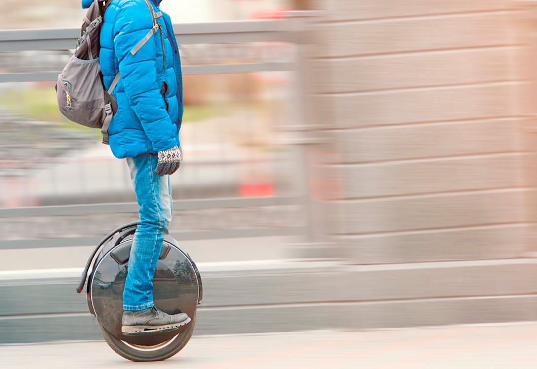 Joven en motociclo eléctrico