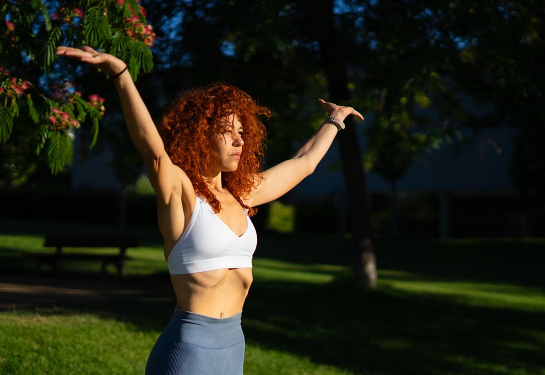 mujer haciendo ejercicio al aire libre