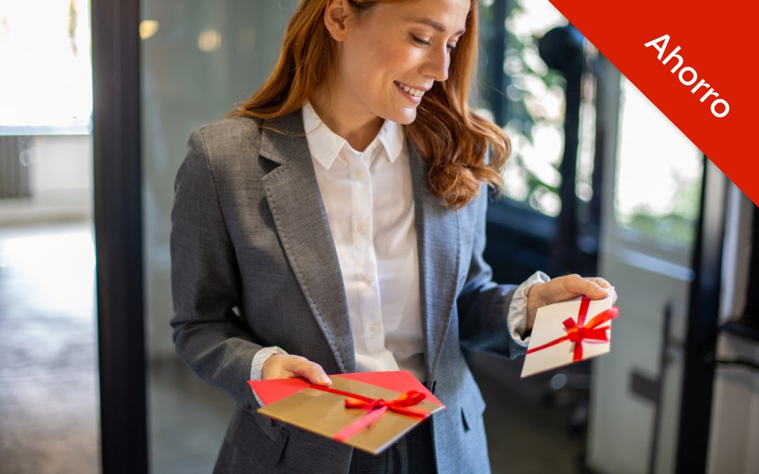 mujer con varios sobres que contienen tarjetas regalos para ahorrar