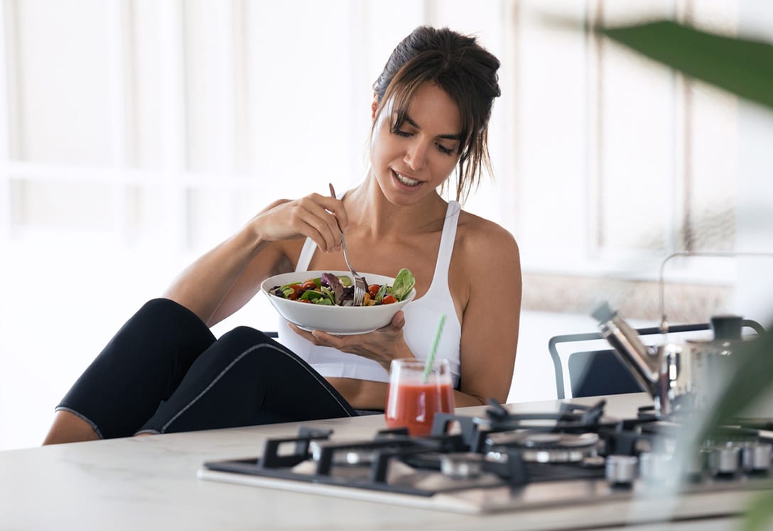 mujer-alimentacion-antiiflamatoria amigos celebran picnic