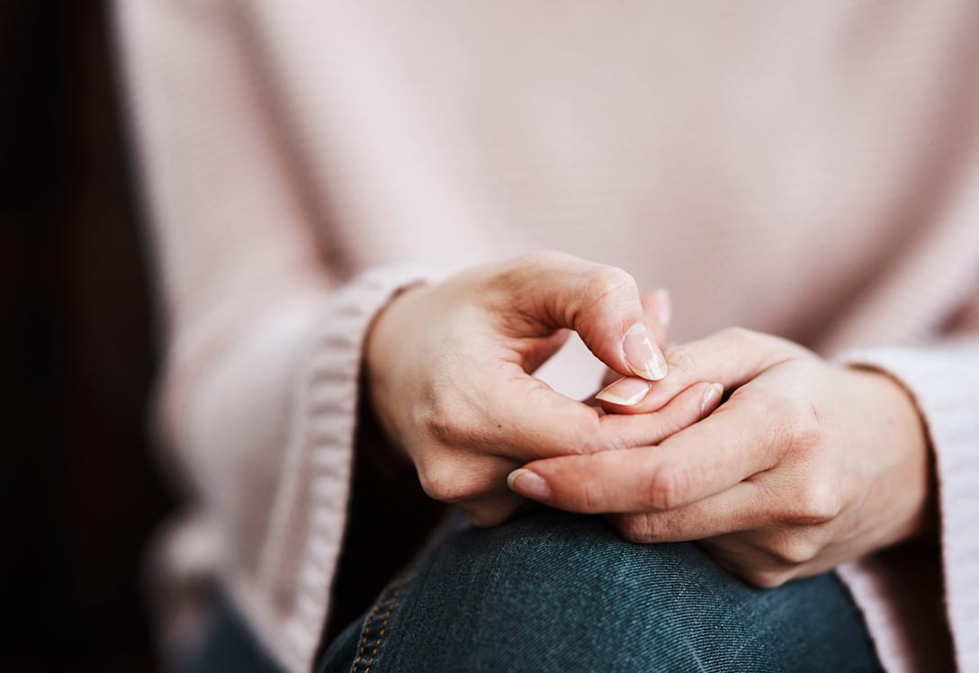 mujer-ansiedad-levanta-padrastros mujer con ansiedad levanta padrastros
