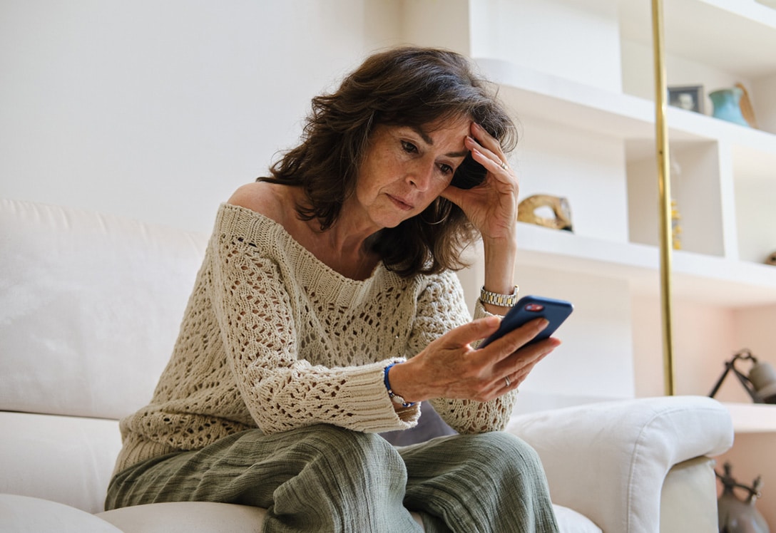 Mujer busca como realizar trámites online