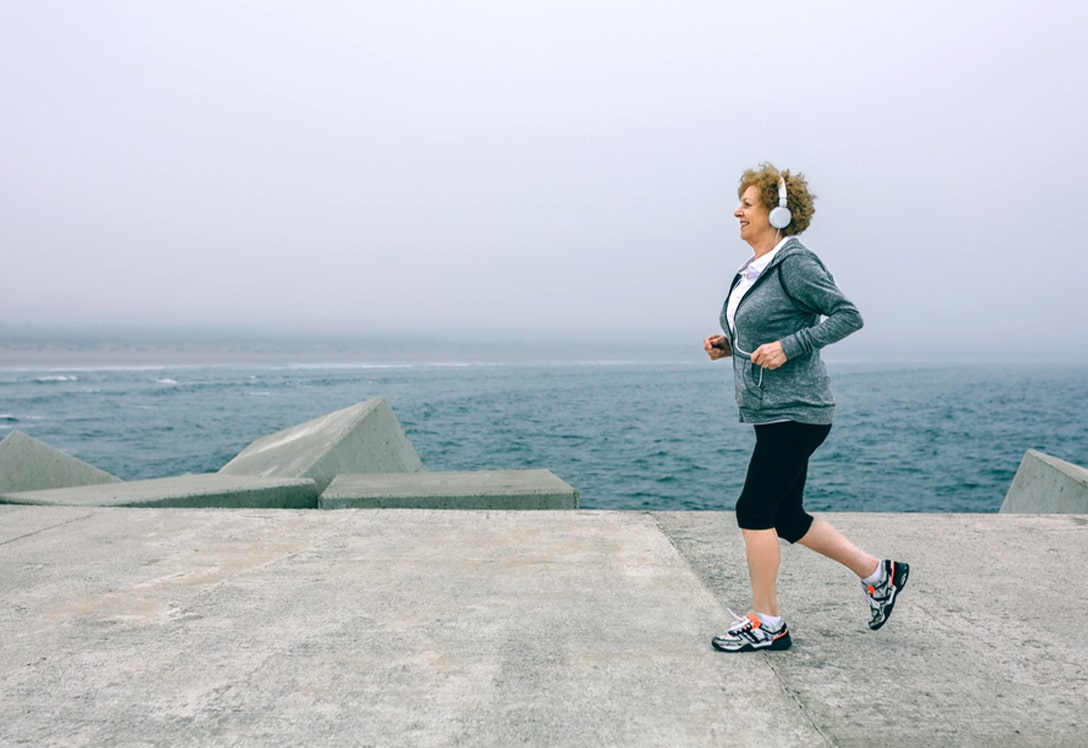 mujer corriendo con zapatillas ergonómicas