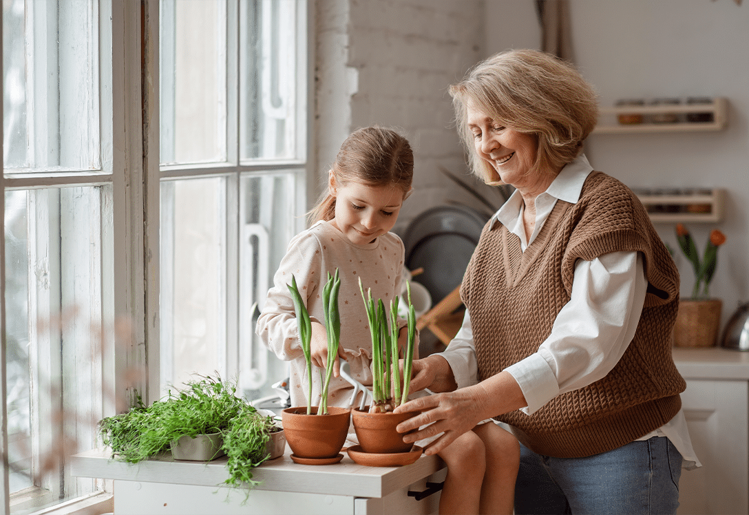 mujer y niña arreglando plantas para su cuidado