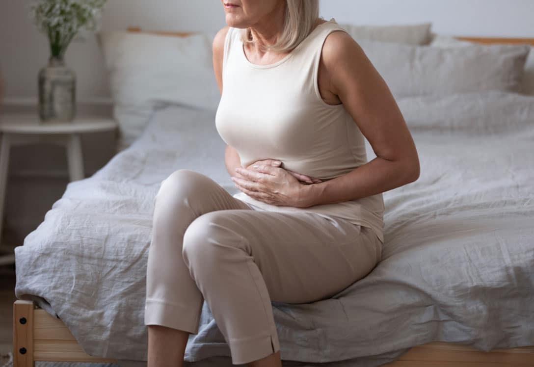 Mujer dolorida con hernia de hiato por desplazamiento Mujer dolorida con hernia de hiato por desplazamiento