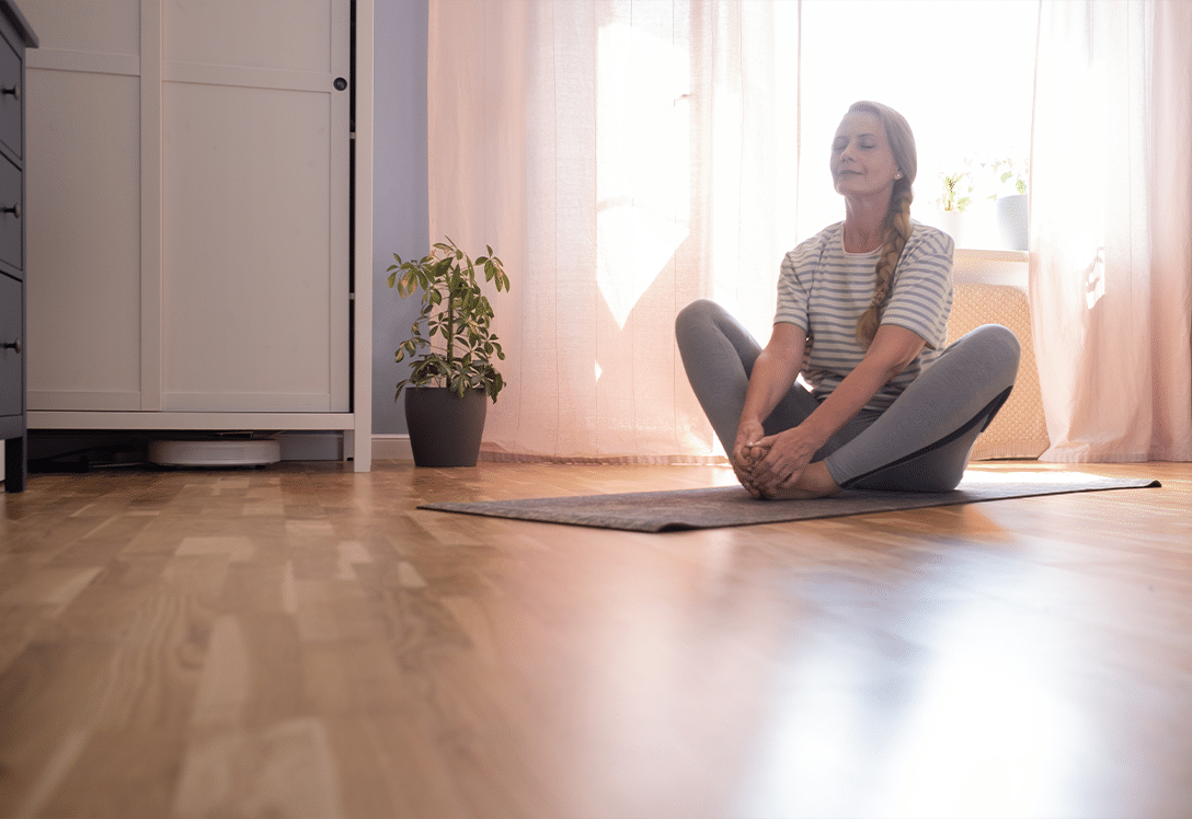 mujer-ejercio-postparto mujer realizando ejercicio postparto en su casa