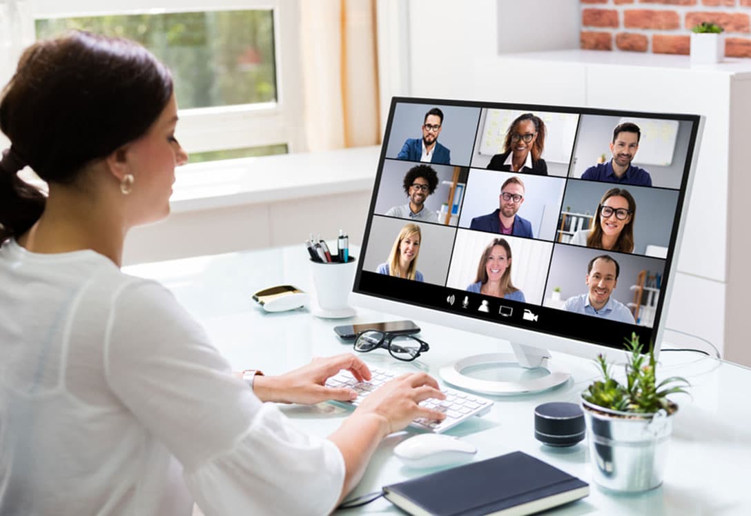 mujer en reunión de teletrabajo