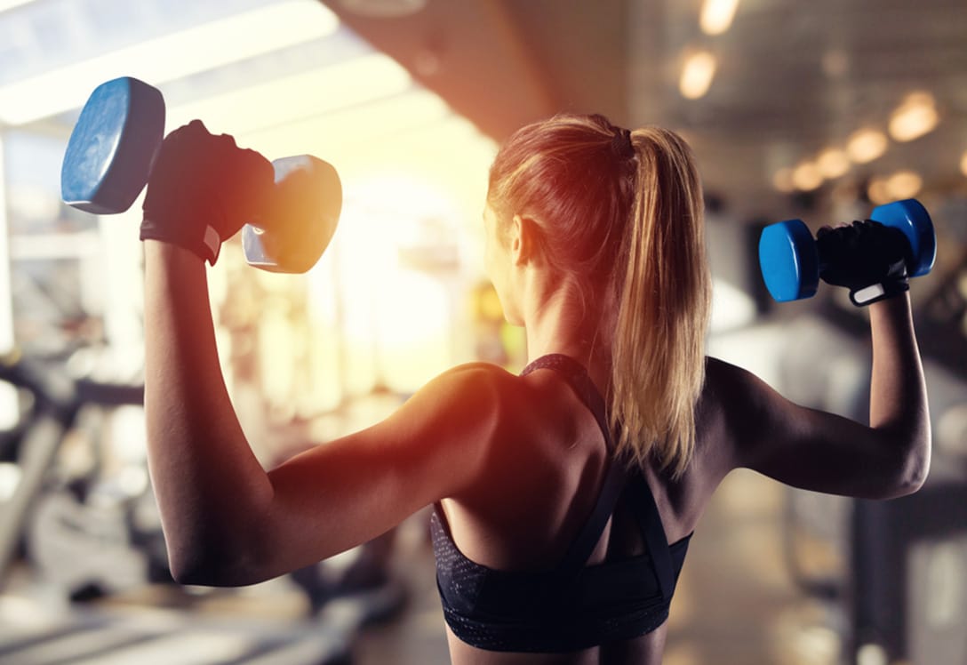 mujer-entrenamiento-fuerza-brazo-mancuernas amigos celebran picnic