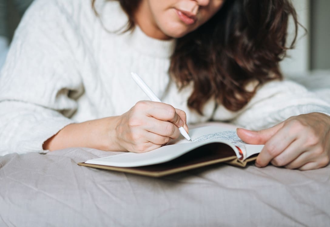 mujer-escribiendo-cuaderno-resilencia mujer realizando escritura emocional en su cuaderno para mejorar su relilencia