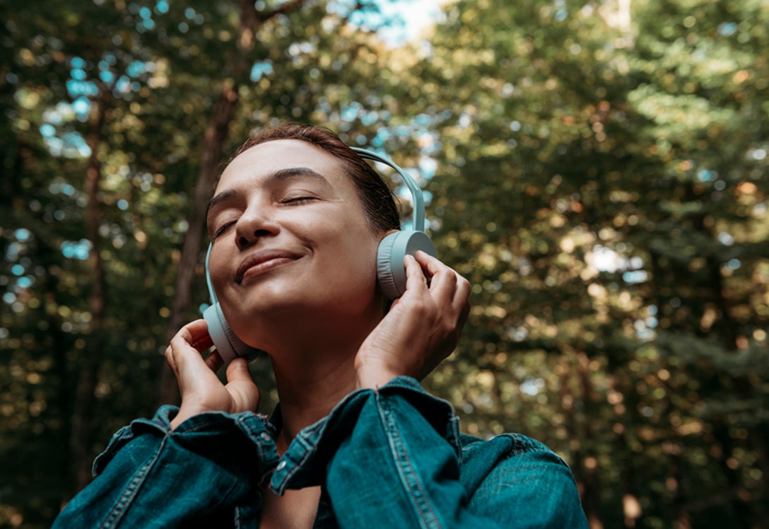 mujer-escucha-musica-feliz mujer escicha música en sus cascos feliz