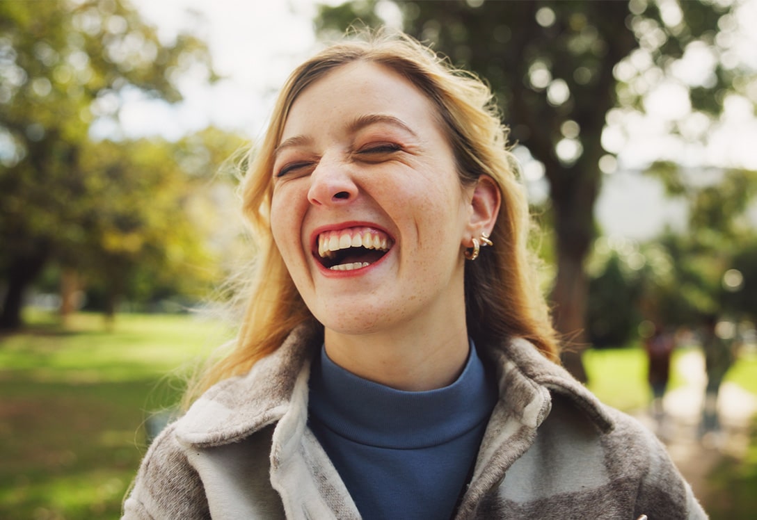 mujer riendo feliz