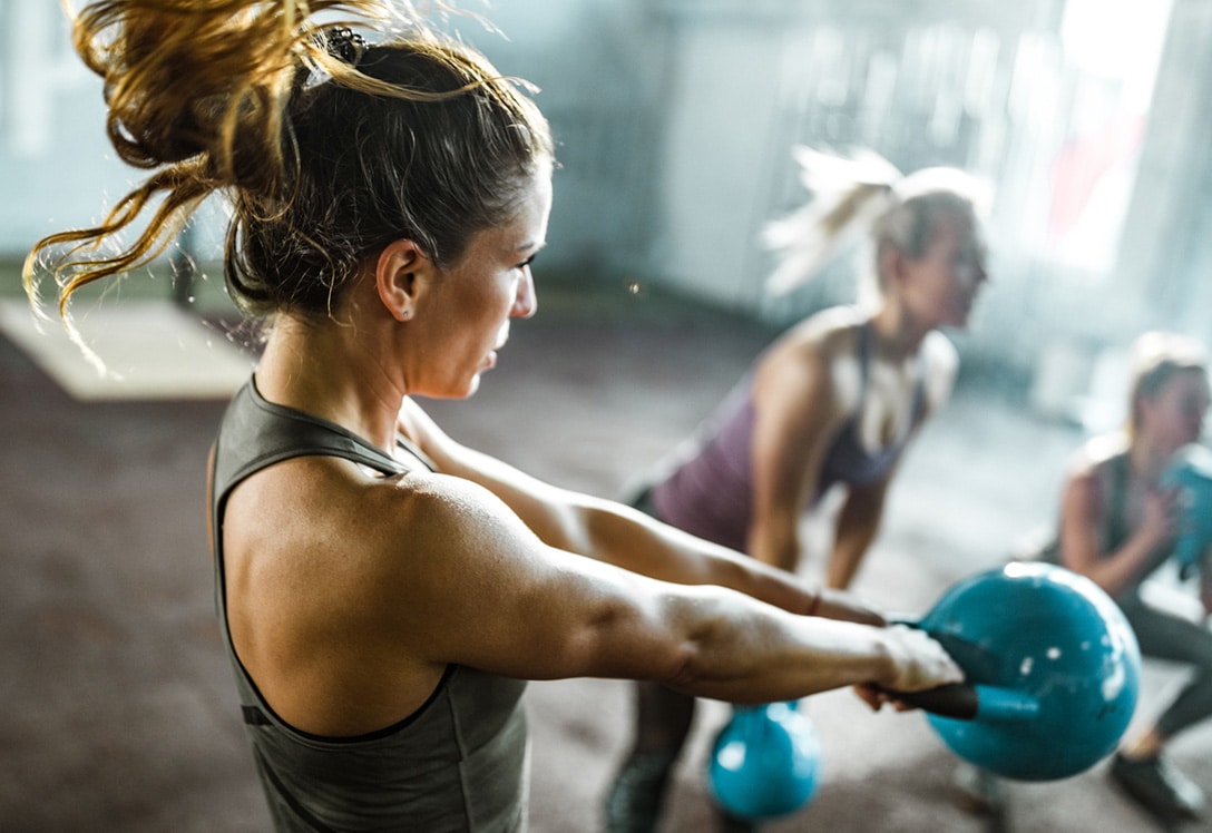 mujer-haciendo-crossfit mujer haciendo crossfit