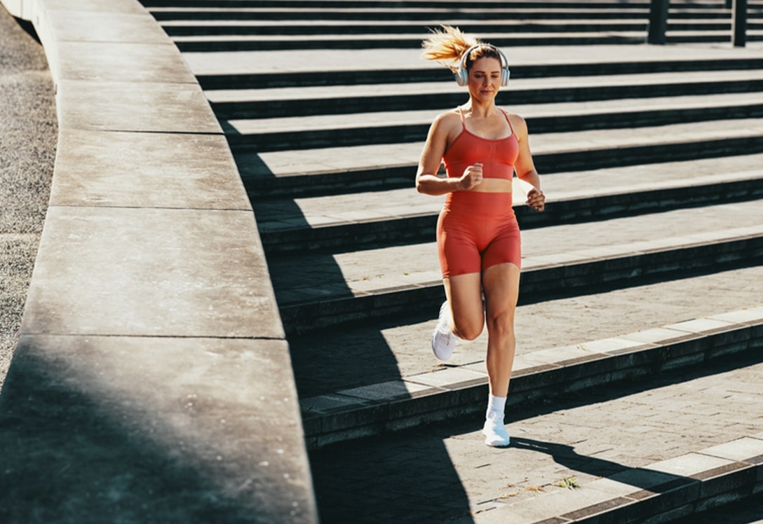 mujer haciendo deporte para mejorar su circulación sanguínea