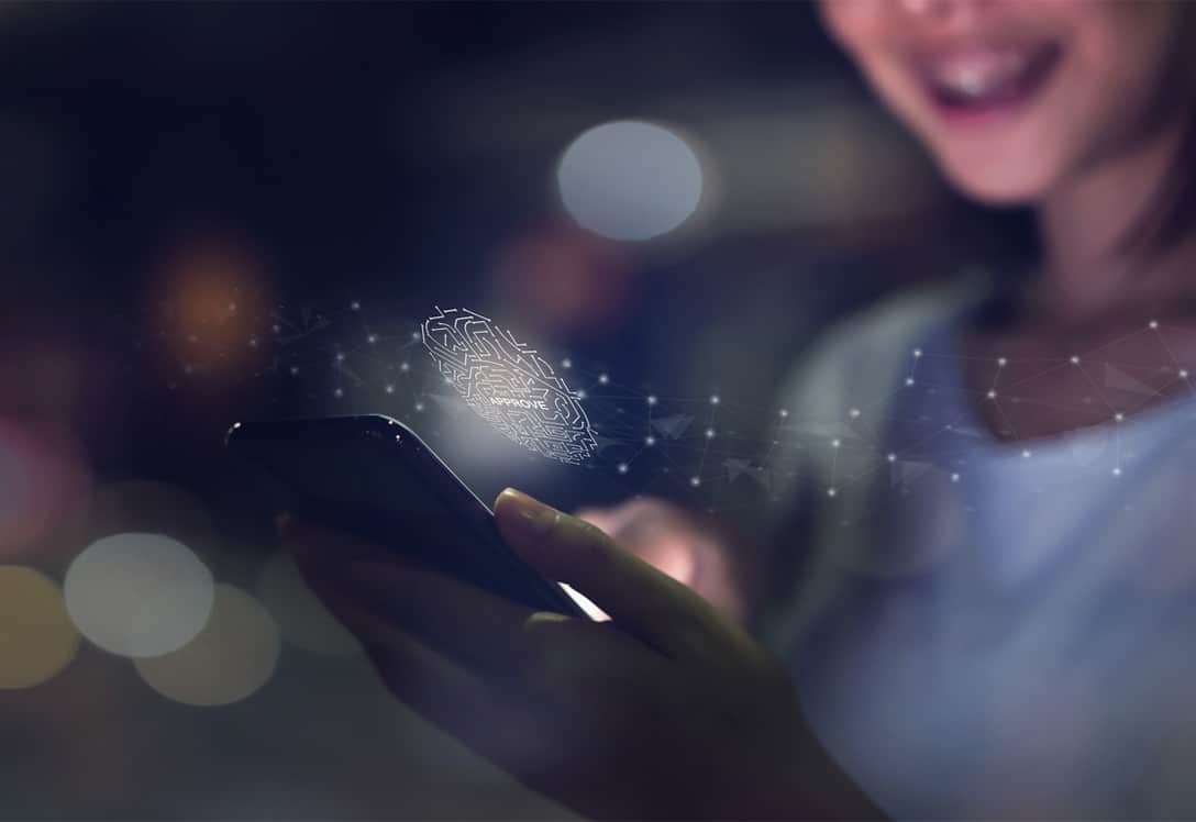 mujer usando huella digital en el teléfono móvil