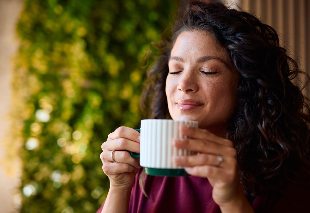 mujer-infusion-jengibre mujer disfruta infusión de jengibre