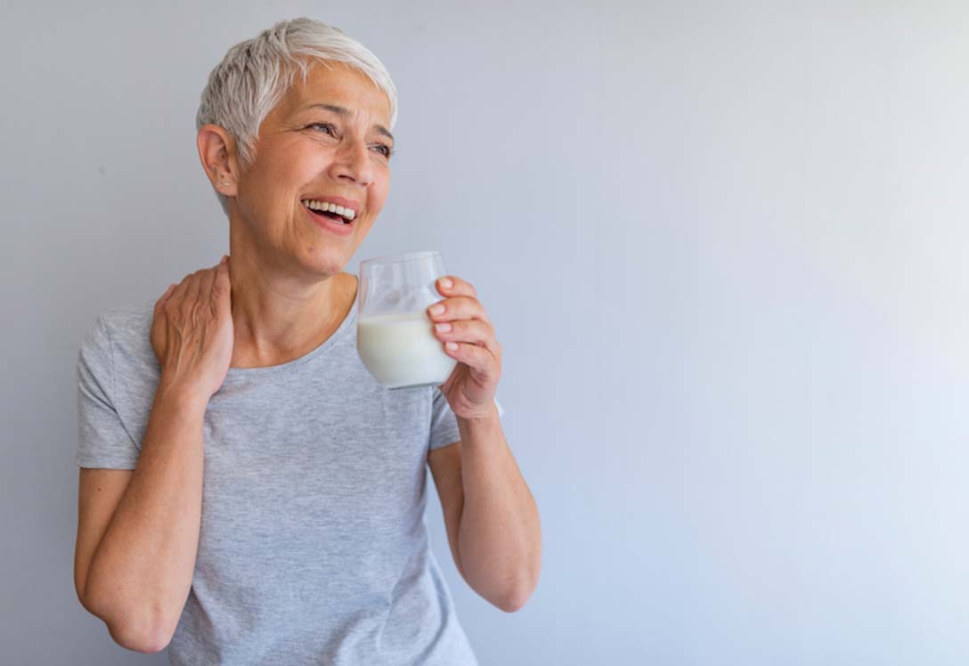 Mujer tomando un vaso de leche