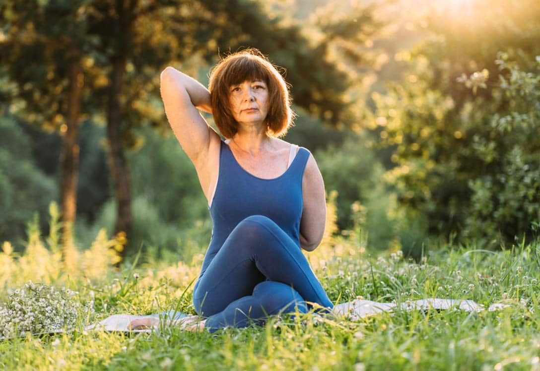 Mujer madura practicando yoga