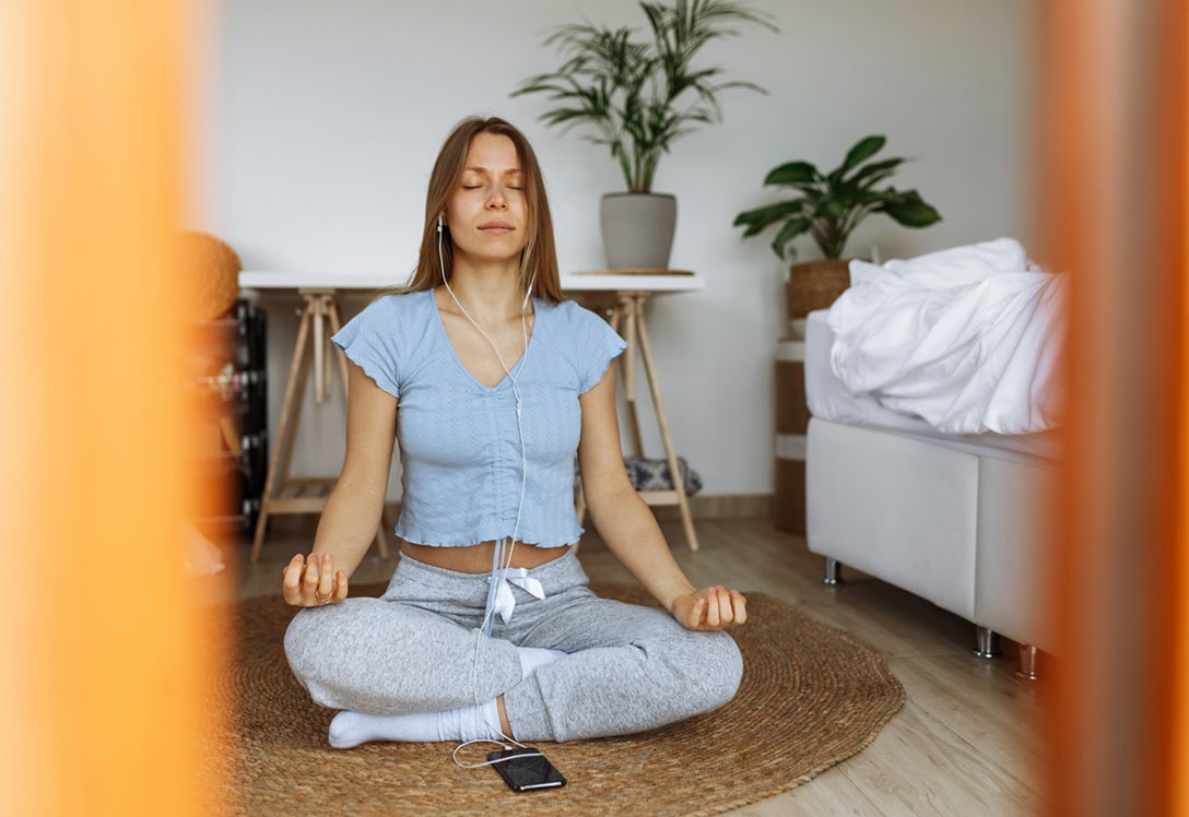 mujer meditando en casa