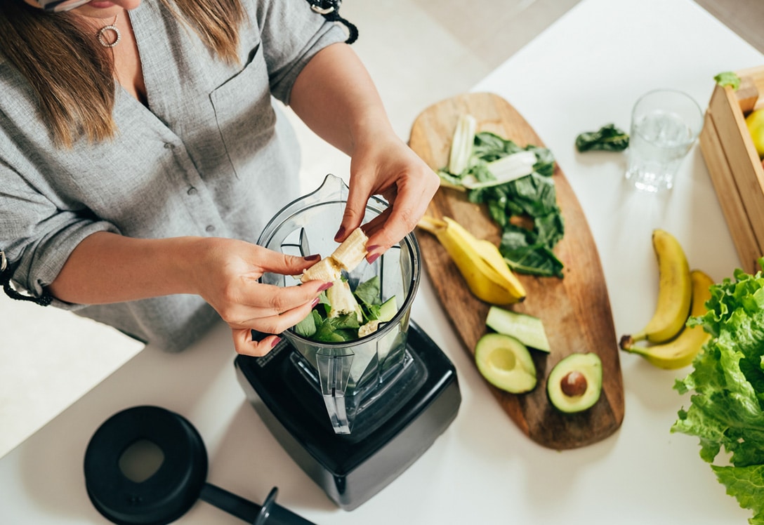 mujer prepara batido para dieta detox