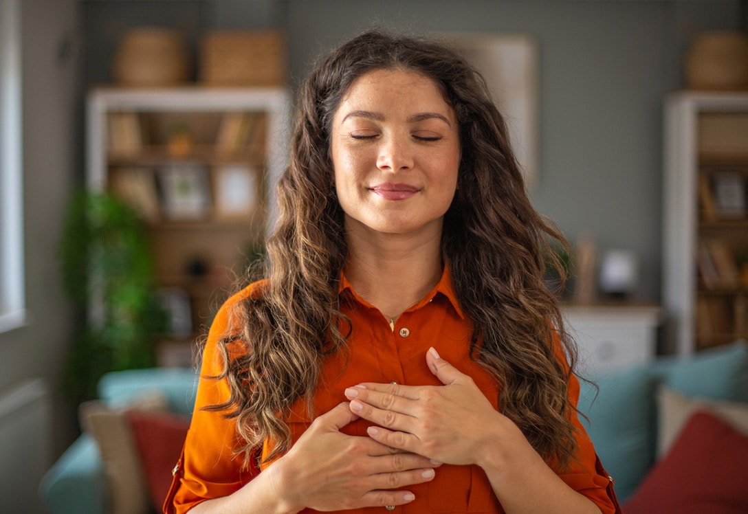 mujer respirando profundamente haciendo practicas de resilencia