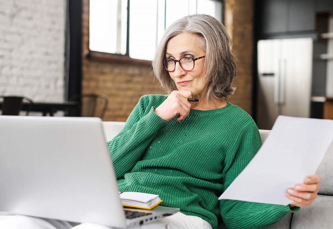 Mujer revisando reforma pensiones