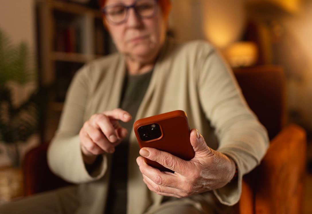 mujer adulta atiende llamada fraudulenta