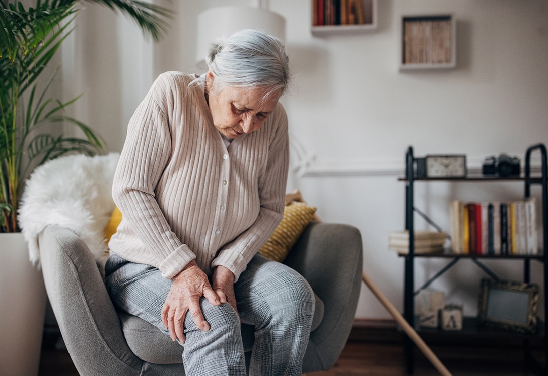 mujer mayor con dolor de rodilla por artrosis