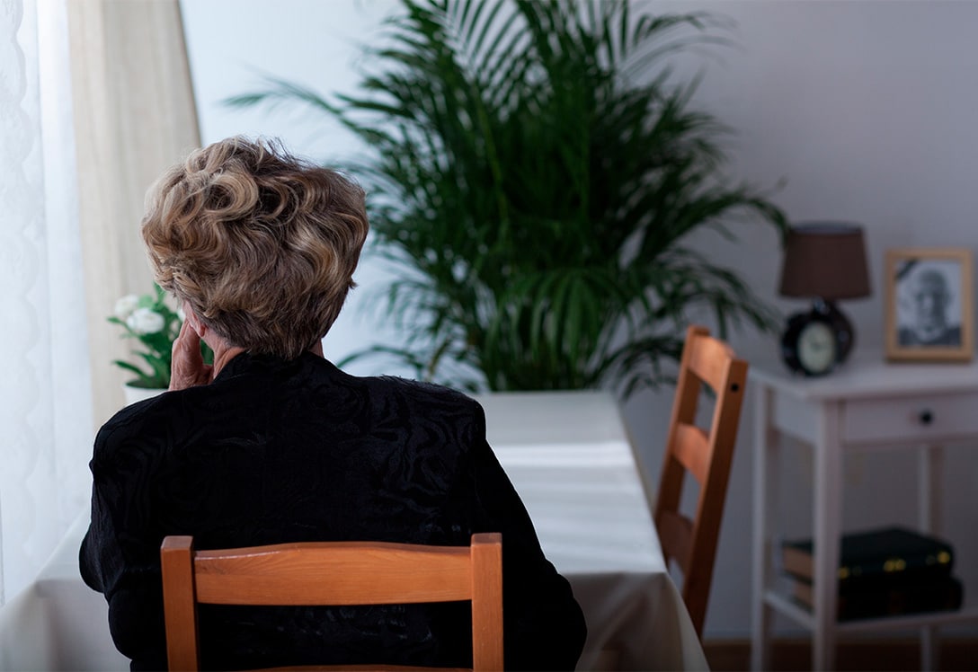 mujer mayor en soledad