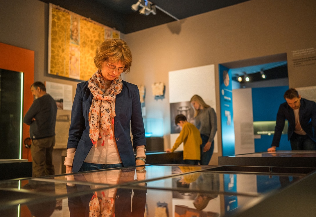 mujer-senior-visita-museo mujer mayor visita museo