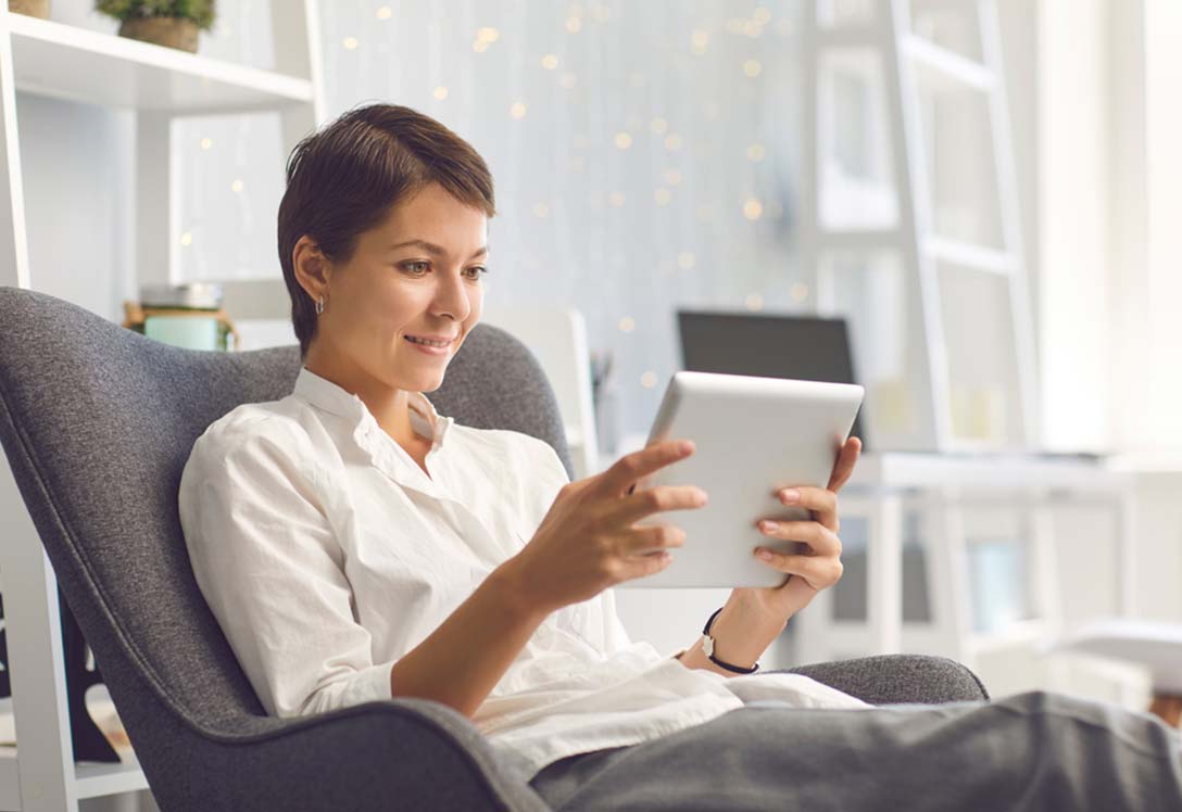 Mujer viendo contenido streaming en una tablet
